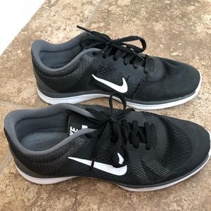 NIKE Womens black tennis shoe